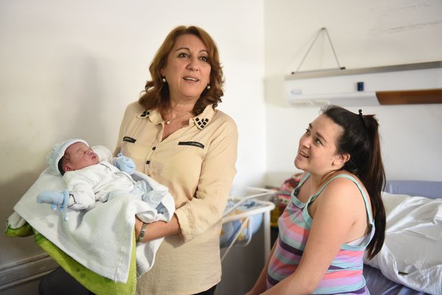 La intendenta Mónica Fein muestra a Dominic