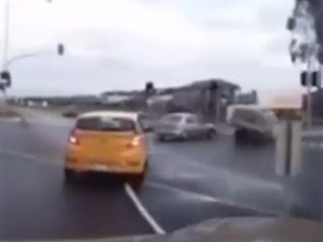 Sin explicación. La camioneta circulaba con normalidad cuando fue sorprendida por otro auto.