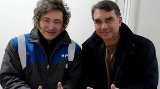 Javier Milei canceló su viaje a la cumbre del Mercosur y recibió a Flávio Bolsonaro