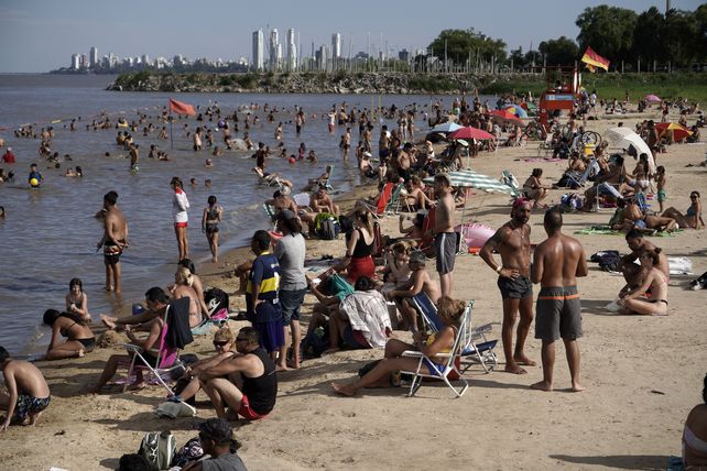 .Se multiplican las imágenes de festejos en balnearios y bares sin barbijo ni distancia.