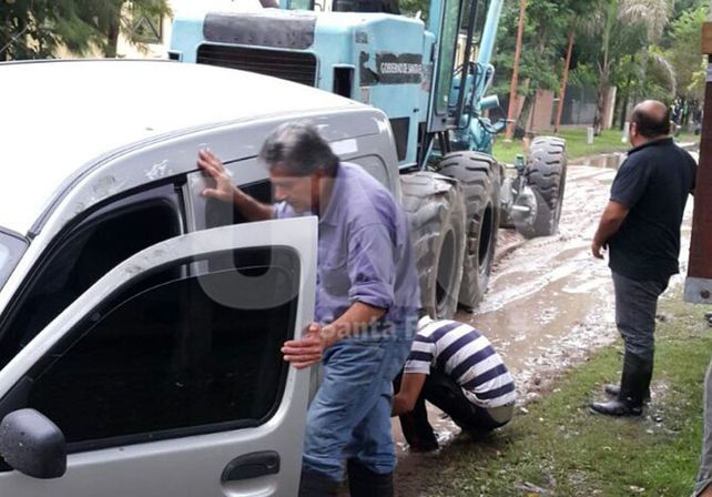 Rincón: ni el intendente se salvó de las calles intransitables por las lluvias
