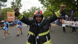 El bombero que corrió la Maratón La Capital con 12 kilos encima y emocionó a todos