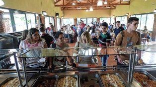 Los estudiantes reclaman por el fuerte aumento de los comedores.