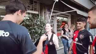 Jugadores de Newells sorprenden regalando la nueva camiseta