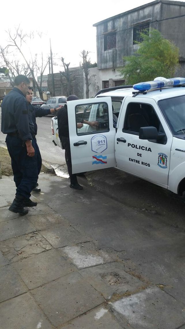 Violento. El hombre de 61 años le tiró por la cabeza con un balde.