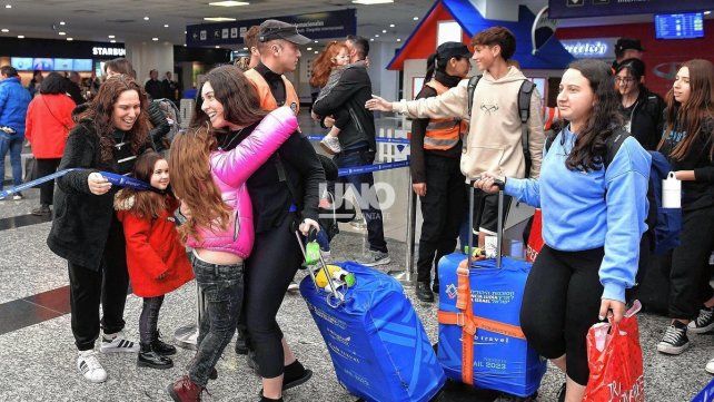 Abrazos y emoción. La llegada de los alumnos al país desde Israel. Crédito: Télam