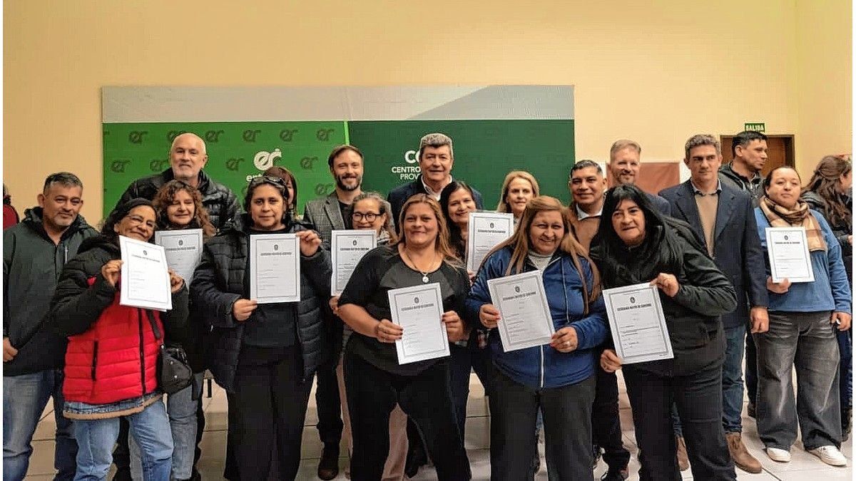 Familias del departamento Concordia recibieron escrituras de sus viviendas