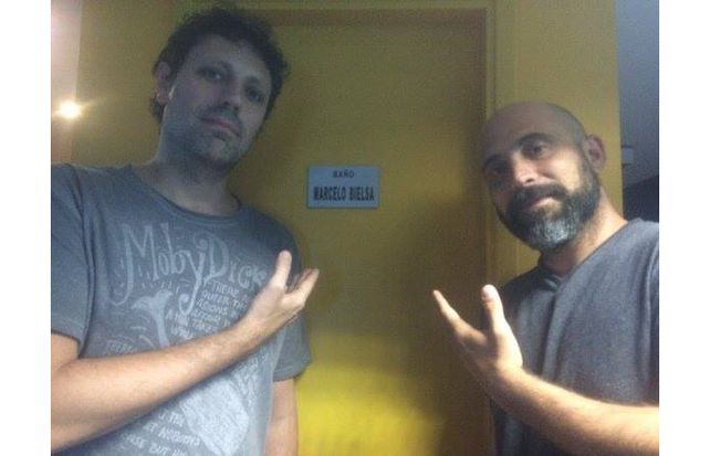 Océano FM y su homenaje al baño que usó Bielsa.