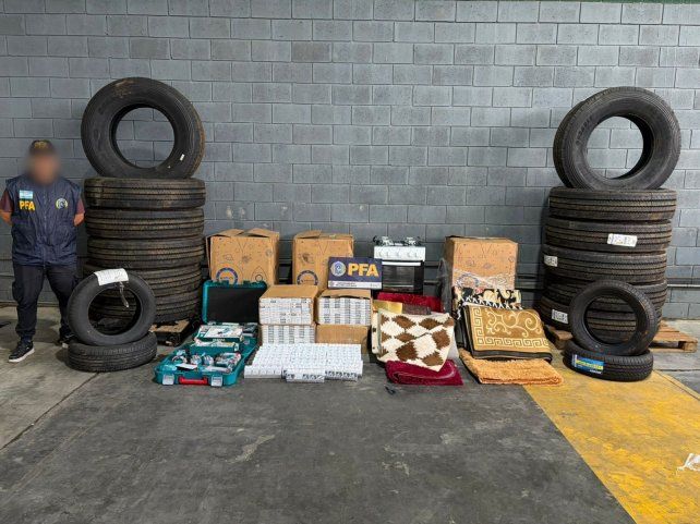 La Policía Federal Argentina (PFA) desbarató una red de contrabando y venta ilegal de neumáticos y otros productos trasladados desde Paraguay. La Policía Federal Argentina (PFA) desbarató una red de contrabando y venta ilegal de neumáticos y otros productos trasladados desde Paraguay.