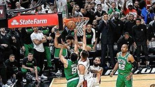 En el último instante, Boston le ganó como visitante a Miami y dejó empatada en tres la final del Este.