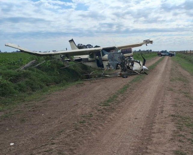 La aeronave Cessna 210 con droga en su interior que se accidentó en un campo de Arequito.