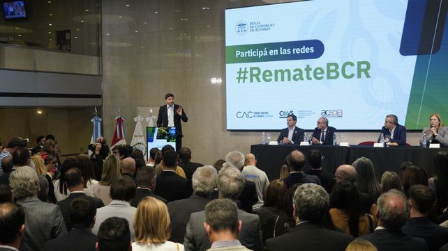El gobernador participó del acto en la Bolsa junto a gran parte de su gabinete. Entre ellos el ministro de Obra Pública