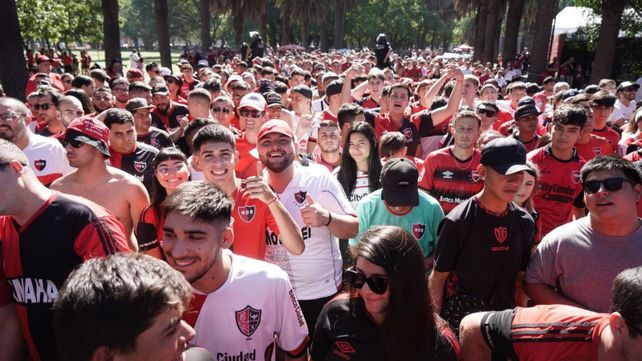 La hinchada de Newells llegó en masa al Coloso para alentar al equipo de Heinze
