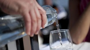 Polémica por la venta de agua filtrada en bares de Rosario