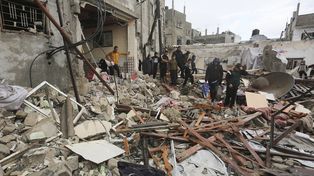 Ciudadanos palestinos observan la destrucción después de los ataques israelíes en Rafah, Franja de Gaza, el miércoles 15 de noviembre de 2023. (Foto AP/Hatem Ali)