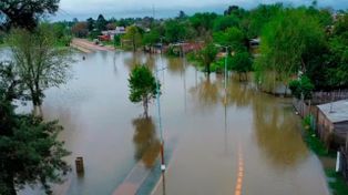 Dramática crecida del Paraná en una ciudad turística: se rompieron las defensas y el agua avanza sobre la zona urbana