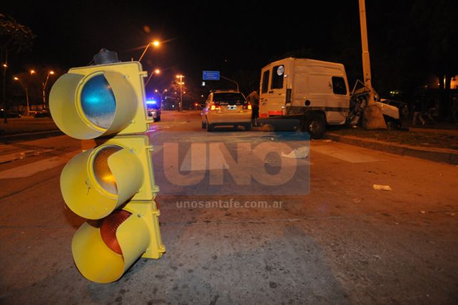 Tres heridos graves en un choque sobre Avenida 27 de Febrero