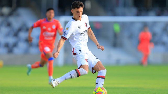 Tomás Jacob inicia un ataque por la banda derecha de Newell's ante Mazatlán en México.