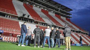 Los dirigentes de Unión en el medio de la cancha tras la suspensión.