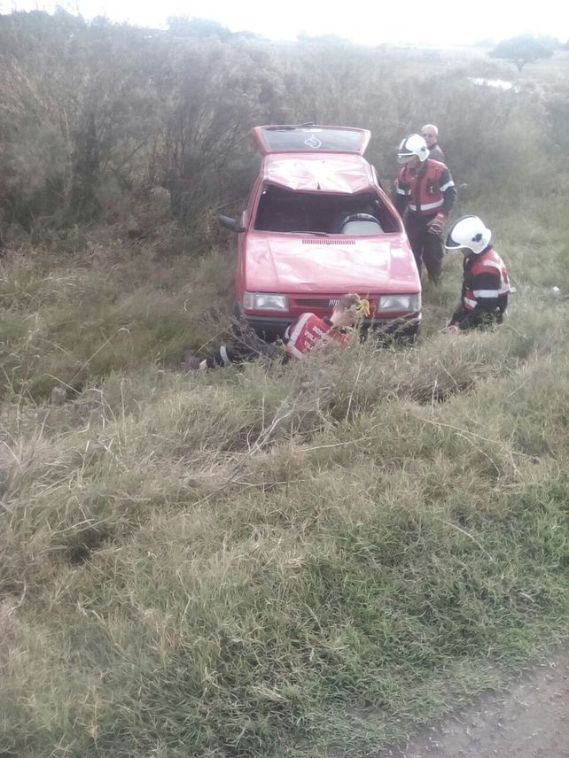 Volcó en un camino vecinal