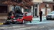 Momentos de tensión en pleno macrocentro: un auto se prendió fuego mientras circulaba y su conductora logró sofocar las llamas