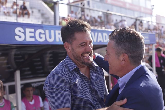 Gustavo Lema sonríe ante el encuentro con&nbsp;Mario Sciacqua .&nbsp;