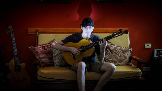 Juan Ignacio junto a su guitarra.