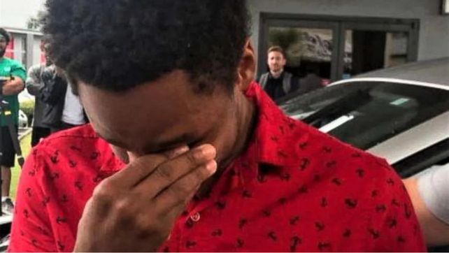 Caminó 32 kilómetros para ir a trabajar y su jefe le regaló un auto