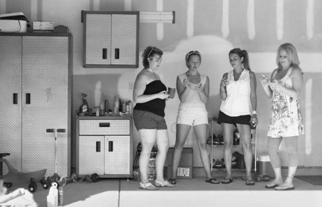 Un fotógrafo borró los celulares de las imágenes que capturó de escenas familiares y cotidianas