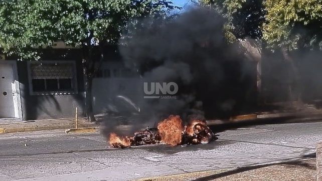 Un motociclista resultó herido y su vehículo se incendió tras ser embestido por un automóvil en barrio Candioti Sur.