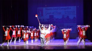En 2023 son 42 las bastoneras de la Guardia del Paraná, entre cuerpo menor, principal y mayor.&nbsp; Avenida de las Camelias es un clásico para sus coreografías.&nbsp;