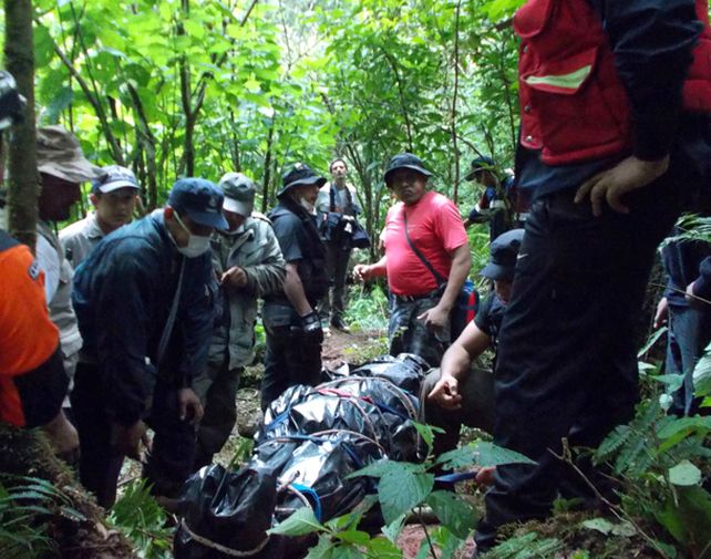 Los rescatistas al terminar de subir el cuerpo de Bidinost desde el barranco donde lo hallaron el jueves.