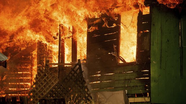 Incendios forestales fuera de control azotan grandes regiones de California