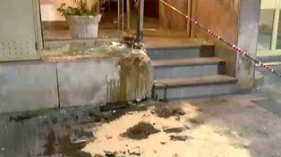 El frente del edificio de Urquiza al 1500 quedó en muy mal estado tras el impacto del automóvil. (Foto: captura de TV)