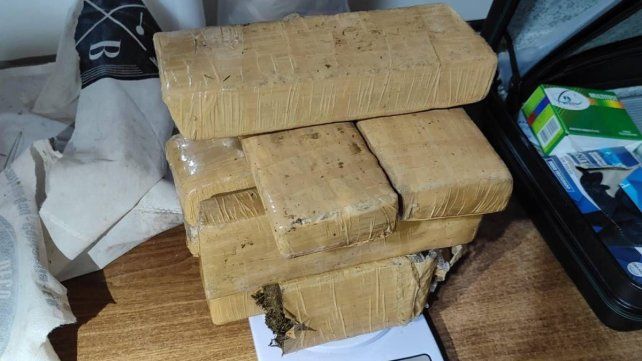 Golpe al narco: secuestraron 10 kilos de marihuana, dosis de cocaína y cerca de $9 millones