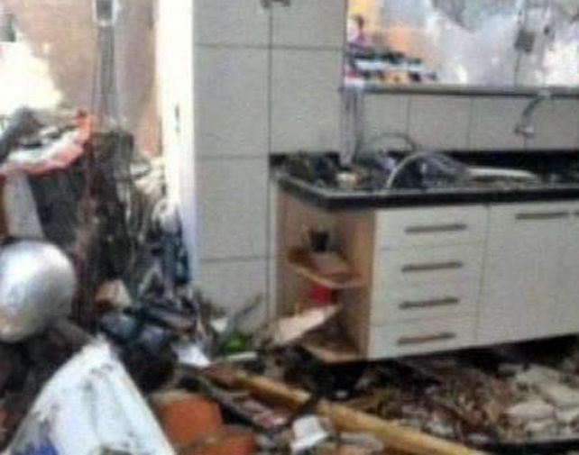 La avioneta se incrutó en una vivienda familiar.