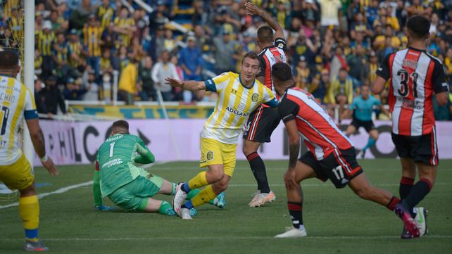 Marco celebra  el gol con el que Central se puso en ventaja ante River.