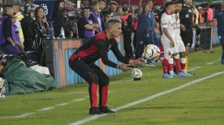 Lucas Bernardi debutó como entrenador en Newells el viernes ante Unión en el Coloso.