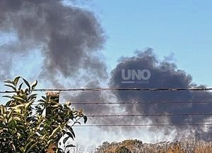 Una columna de humo sorprendió en la siesta santafesina: se quemaron pastizales y basura cerca de Circunvalación Oeste