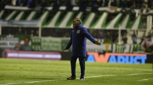 Russo se mostró enérgico durante el partido. Central brindó una pobre imagen en Banfield.