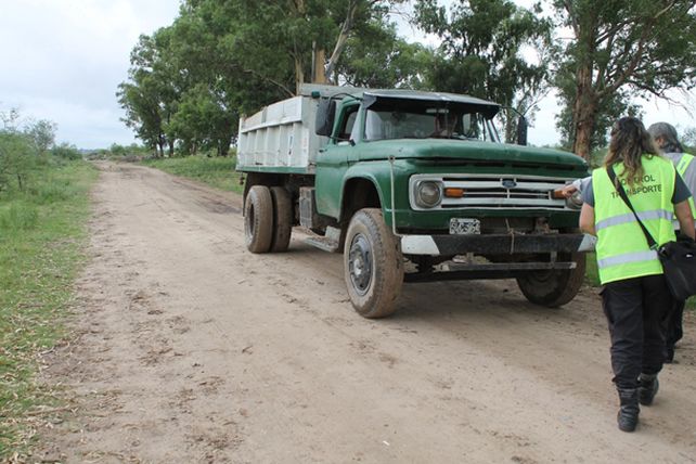 Se retuvo un camión que circulaba por las defensas de Colastiné