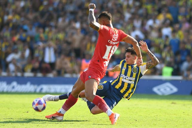Central ganó 2 a 1, sin jugar bien, ante un Arsenal que terminó con nueve