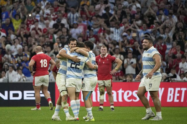 El abrazo del final tras un partido para el infarto. De frente