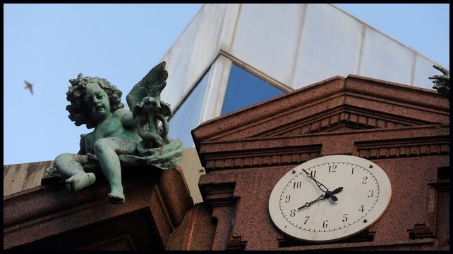 El Banco Nación, de cuya construcción original sólo quedó el pórtico de mármol rosado con los angelitos y el reloj al tope.