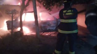 Una dotación de Bomberos Zapadores trabajó para extinguir las llamas frente a la sub 22ª.&nbsp;