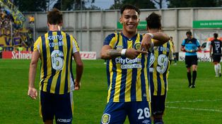 Ismael Cortez celebra su gol en el partido de Copa Argentina. Fue el primero con la camiseta canalla.
