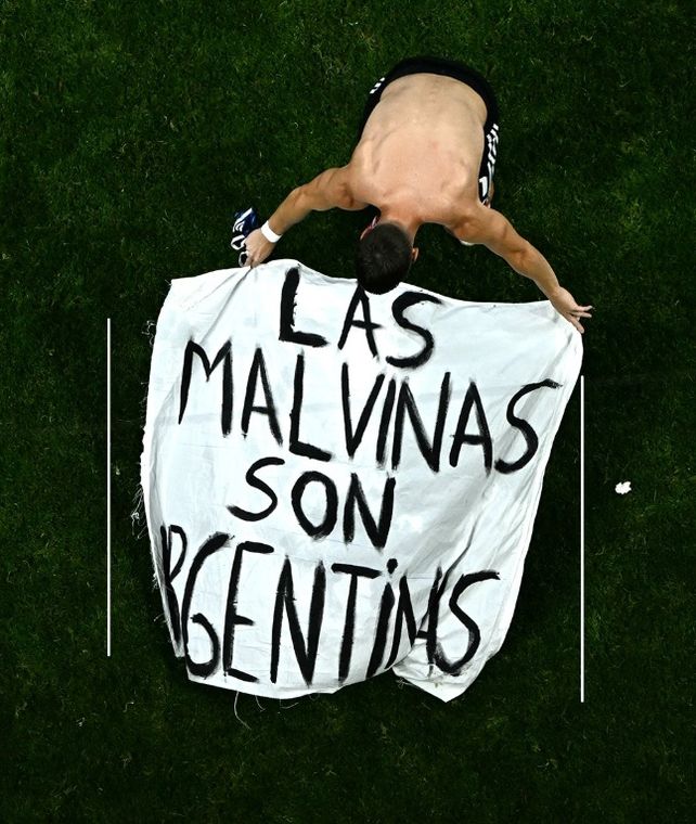 La bandera que mostraron los jugadores: Las Malvinas son argentinas