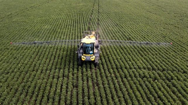 El uso intensivo de agroquímicos en monocultivos genera impactos acumulativos en el suelo