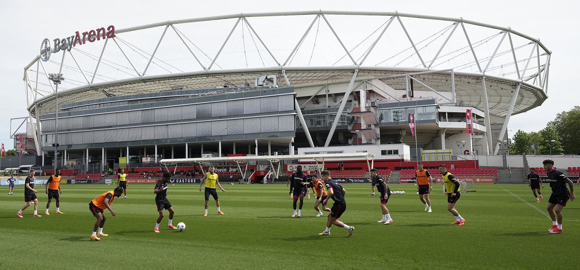 Sesión de entrenamiento en un día de prensa del Bayer Leverkusen en Leverkusen, Alemania, el miércoles 15 de mayo de 2024. Bayer Leverkusen jugará contra Atalanta Bergamo en la final de la Europa League en Dublín la próxima semana. (Foto AP/Martin Meissner) Sesión de entrenamiento en un día de prensa del Bayer Leverkusen en Leverkusen, Alemania, el miércoles 15 de mayo de 2024. Bayer Leverkusen jugará contra Atalanta Bergamo en la final de la Europa League en Dublín la próxima semana. (Foto AP/Martin Meissner)