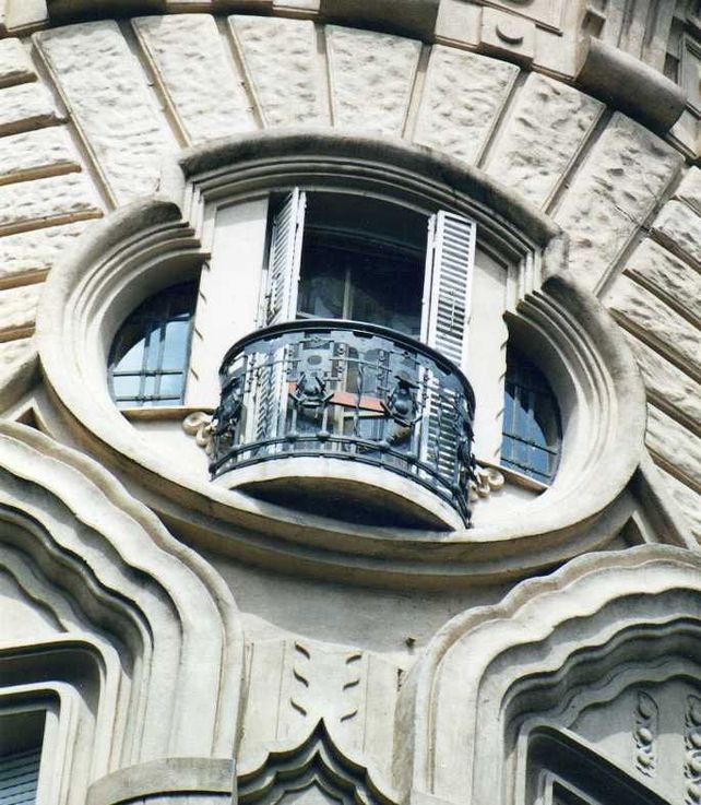 Balcón y ventana de Sarmiento y San Luis. Palacio Cabanellas.